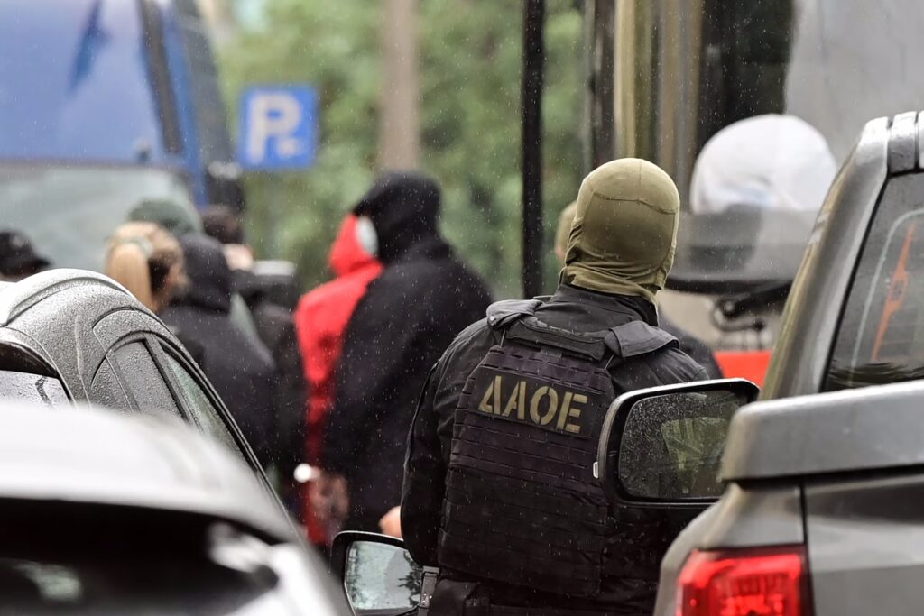 «Αναλαμβάνει μερίδιο ευθύνης» – Τι αναμένει και πώς θα κινηθεί ο «Mr Χωριάτικο» σύμφωνα με τον συνήγορό του