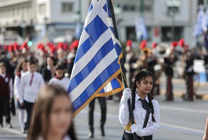 28η Οκτωβρίου: Ποιοι δρόμοι κλείνουν σε Αθήνα και Θεσσαλονίκη – Οι αλλαγές σε Μετρό, τραμ και λεωφορεία