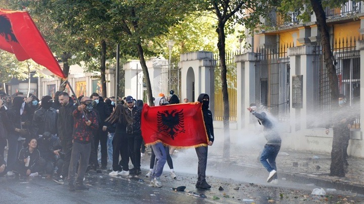 Αλβανία: Δεν κάνουν πίσω οι φοιτητές – Εστία έντασης το γραφείο του πρωθυπουργού – Νέο πακέτο ποινικών μέτρων από τον Ράμα