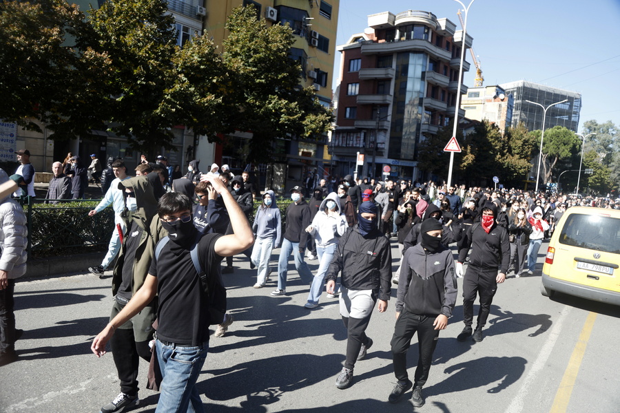 Αλβανία: Σφοδρές συγκρούσεις αστυνομίας και διαδηλωτών για 5η ημέρα – Αίτημα η παραίτηση Ράμα