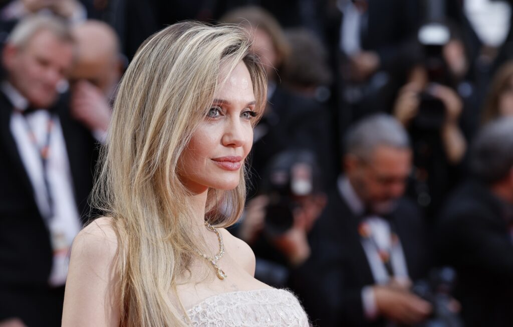 Angelina Jolie: Το χειρόγραφο μήνυμά της έγινε viral – «Δεν διαβάζεται με τίποτα!»