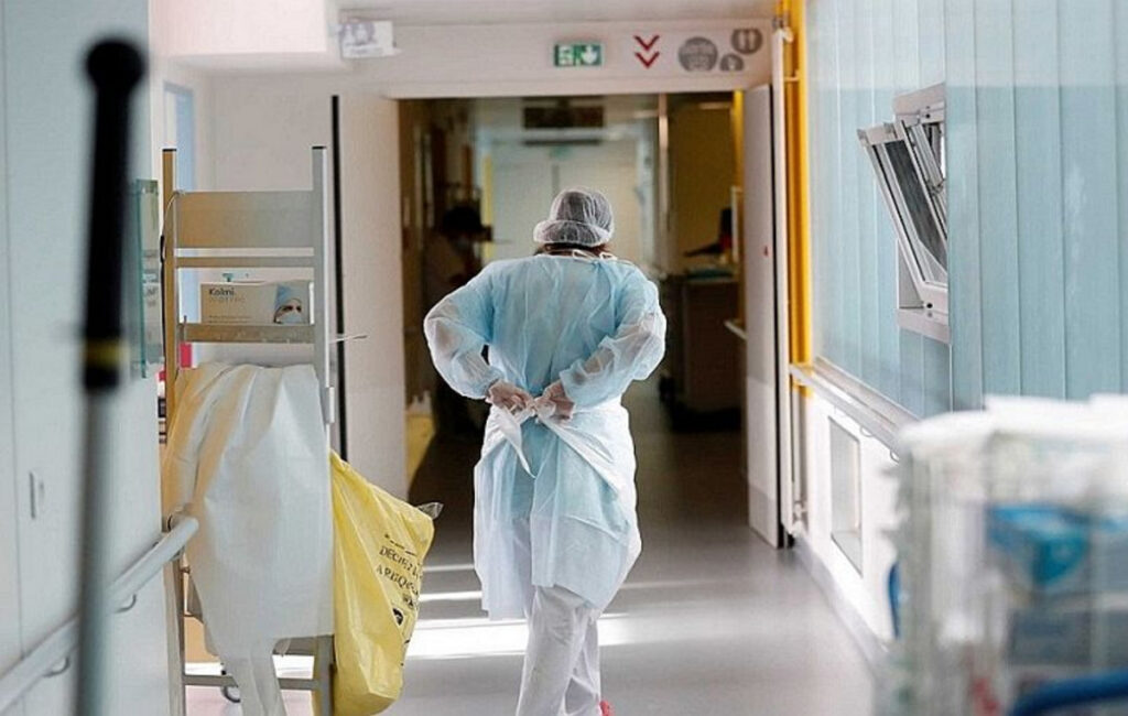 ΕΟΔΥ: Αύξηση 50% στις εισαγωγές ασθενών με κορονοϊό μέσα σε μία εβδομάδα – Ένας θάνατος και μία διασωλήνωση