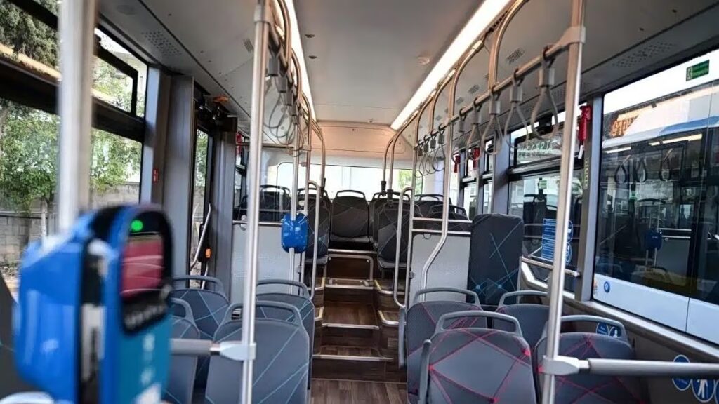 Συνελήφθη οδηγός λεωφορείου που έκανε επικίνδυνους ελιγμούς και παραβίασε δύο φανάρια στη Μεσογείων