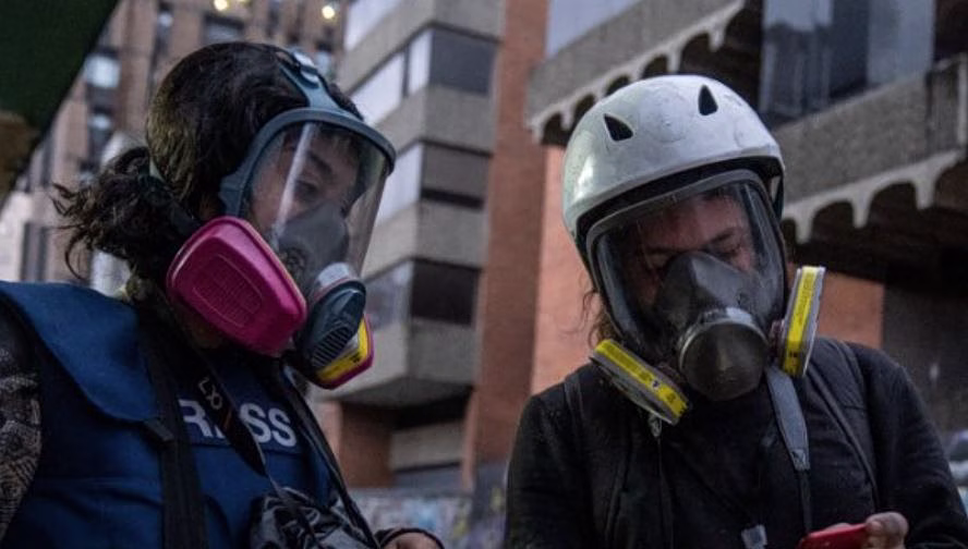 Κολομβία: Αστυνομικές επιθέσεις σε πέντε δημοσιογράφους που κάλυπταν αντικυβερνητικές διαδηλώσεις