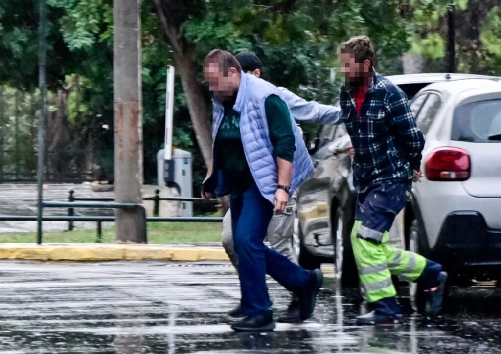 Λαύριο: Προφυλακιστέος ο 32χρονος για την επίθεση με μαχαίρι στην πρώην του και τον σύντροφό της