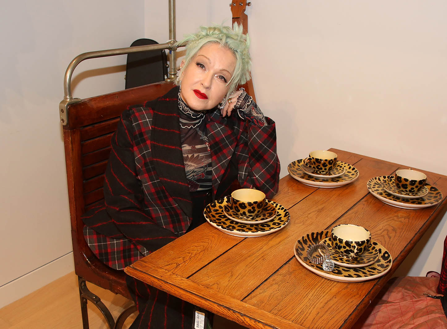 Cyndi Lauper: Η φούστα από εφημερίδες, οι λεοπάρ πιτζάμες και τα εμβληματικά looks που βγαίνουν σε δημοπρασία