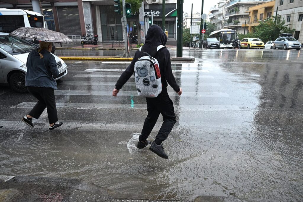 Κακοκαιρία: «Άνοιξαν» οι ουρανοί στην Αττική – Σφοδρή βροχόπτωση