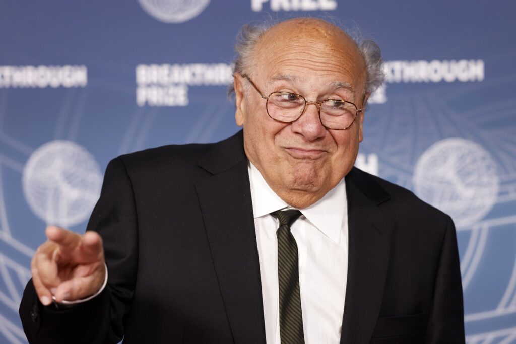 Danny DeVito: Με μπαστούνι σε σπάνια δημόσια εμφάνιση