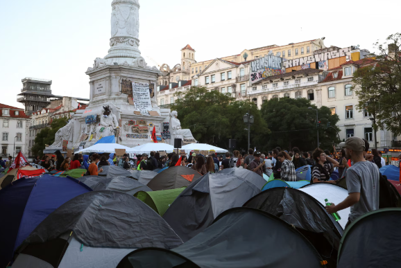 Πορτογαλία: Περίπου 200 διαδηλωτές πέρασαν τη νύχτα σε κεντρική πλατεία της Λισαβόνας