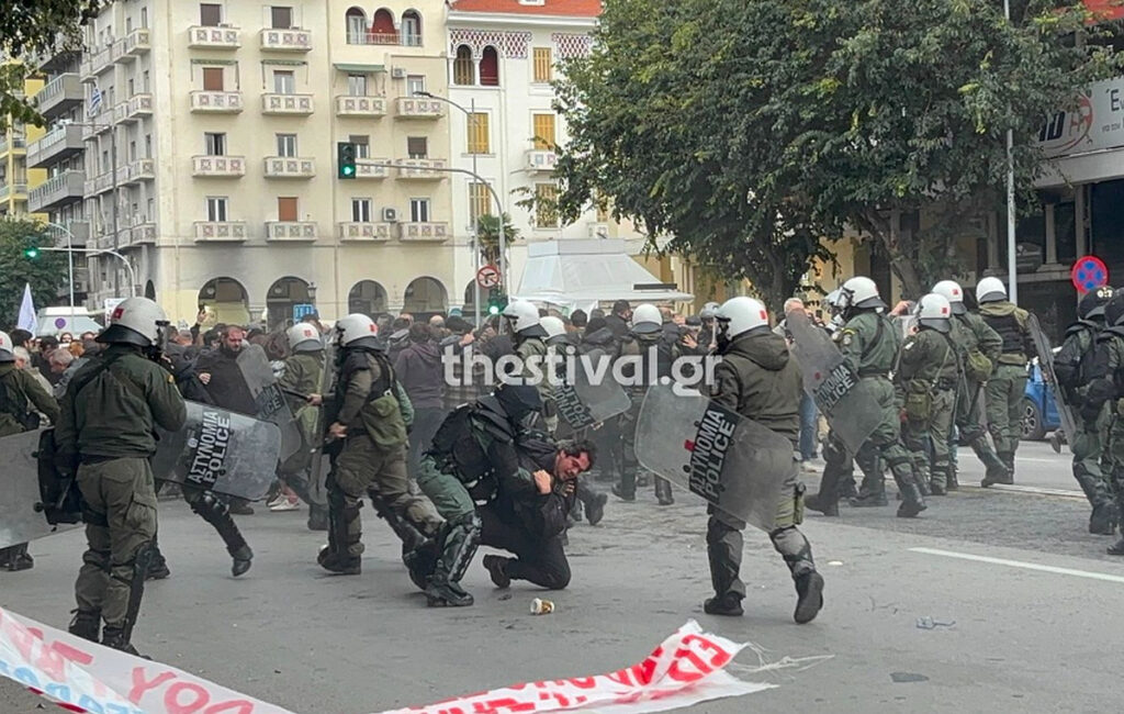 Επεισόδια και χημικά στο κέντρο της Θεσσαλονίκης για την εκδήλωση Κασιδιάρη – Δείτε βίντεο
