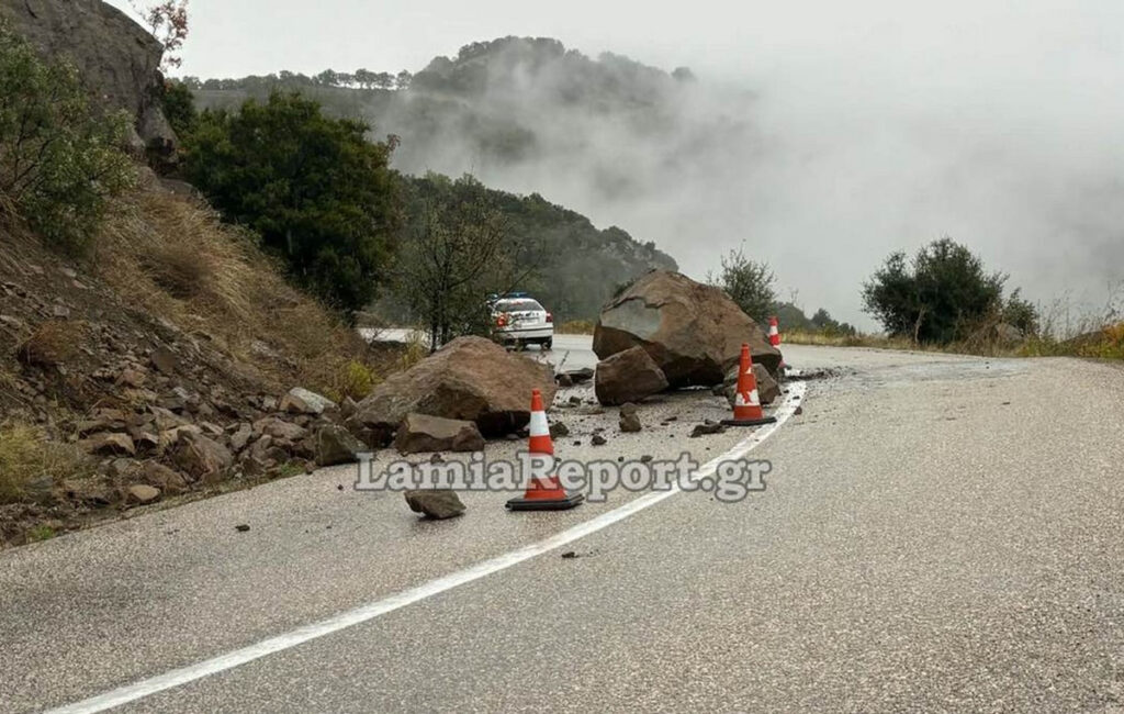 Τεράστιοι βράχοι έπεσαν στον δρόμο Διλόφου-Περιβολίου της Δυτικής Φθιώτιδας – Κλειστό το ένα ρεύμα