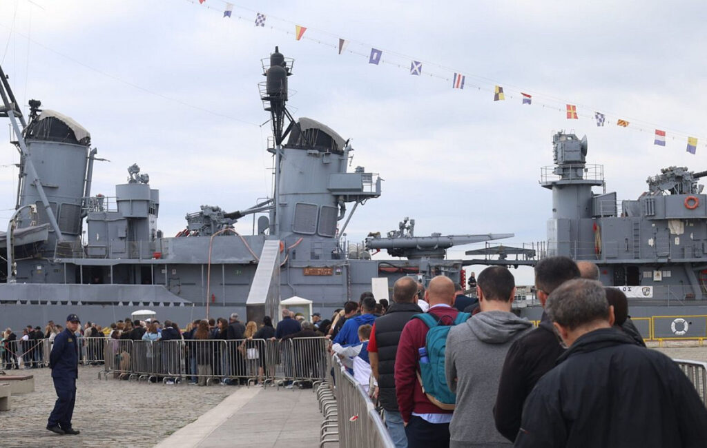 Πλήθος κόσμου για μια ξενάγηση στη φρεγάτα «Κίμων» που βρίσκεται στο λιμάνι της Θεσσαλονίκης