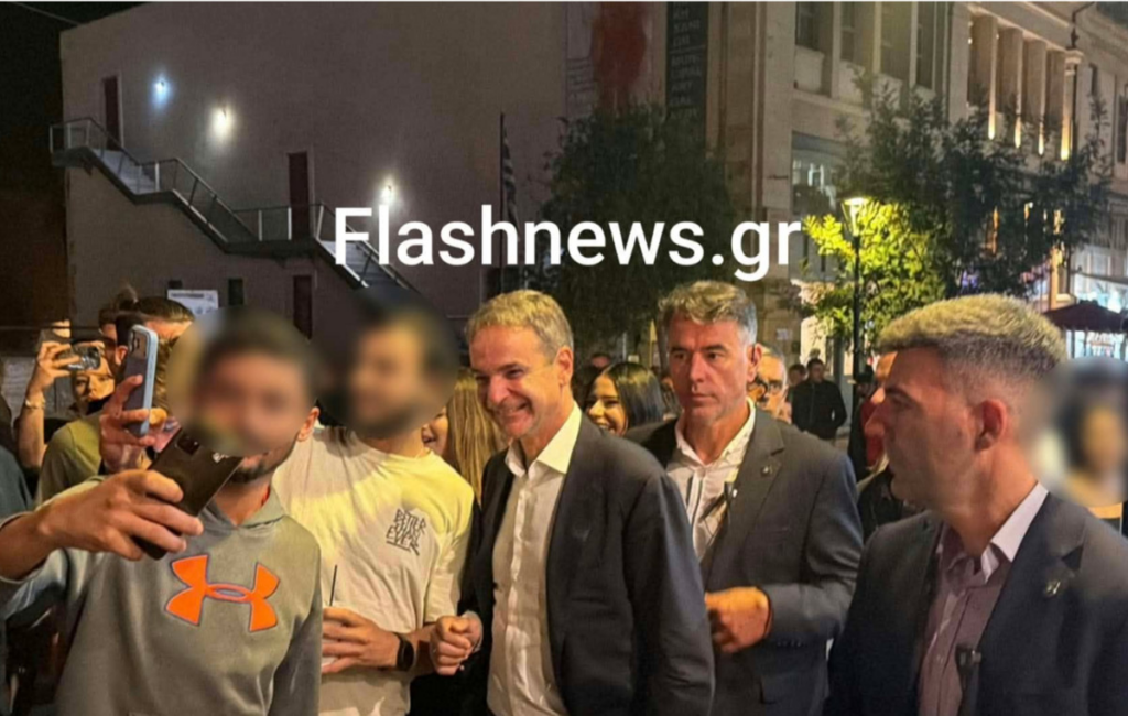 Κοσμοσυρροή νέων στα Χανιά για μια selfie με τον Μητσοτάκη – Δείτε βίντεο