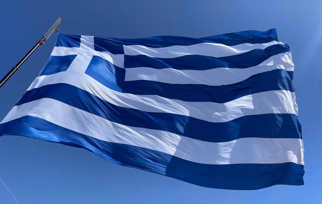 28η Οκτωβρίου: Μέσα στη βιοτεχνία της οικογένειας Κοκκώνη που ράβει ελληνικές σημαίες από τη Σμύρνη του 1919 – «Ράβουμε ό,τι ανεμίζει»