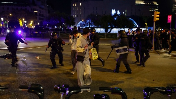 Ισπανία: 128 συλλήψεις στη Βαρκελώνη για «βανδαλισμούς» και «λεηλασίες»
