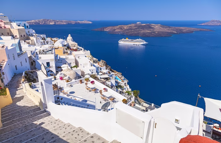 Από τη Σαντορίνη σε όλο το Αιγαίο: Πέντε λύσεις βιωσιμότητας για τα νησιά – Οι λύσεις για τουρισμό, νερό και τοπική οικονομία