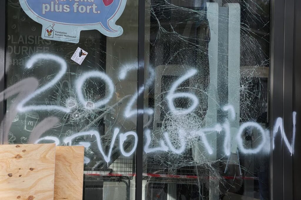 Το απρόοπτο και ανατρεπτικό ξεκινά από τα θρανία, και έχει χορηγό την κατάρρευση του κοινωνικού κράτους και την απελπισία