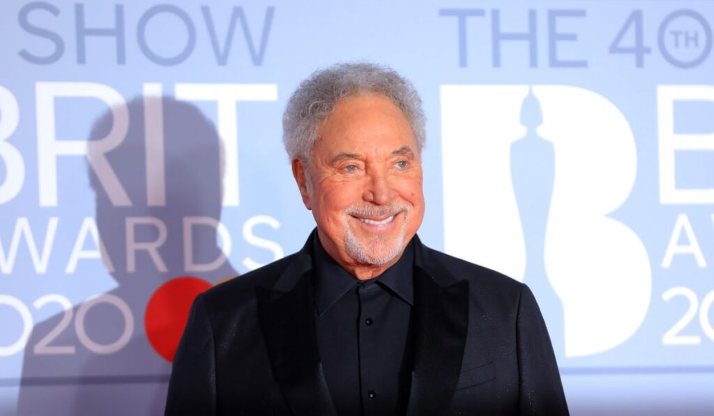 Tom Jones: Ακύρωσε δύο συναυλίες λόγω ασθένειας και οι θαυμαστές του ανησυχούν – Το μήνυμά του