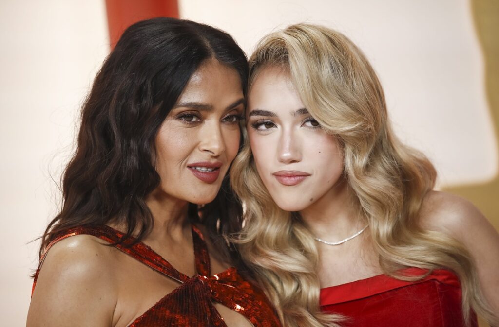 Μαμά-κουκουβάγια η Salma Hayek – Το πρώτο εξώφυλλο της 19χρονης Valentina