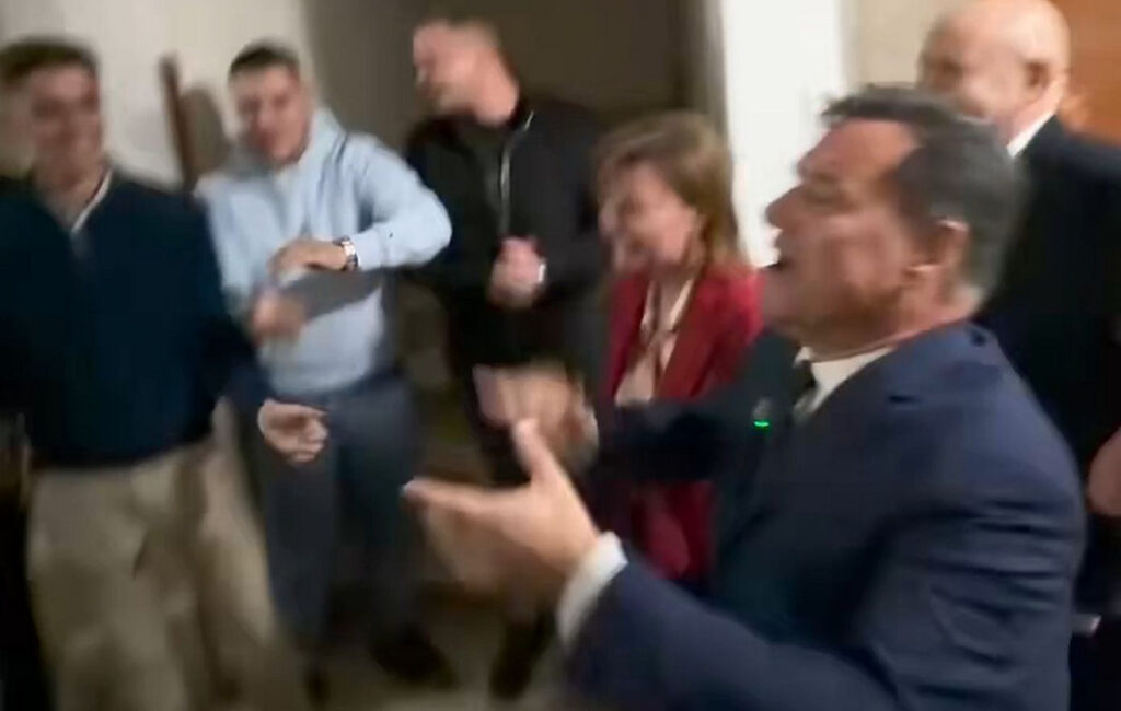 Ο Άδωνις Γεωργιάδης πήγε στα Ιωάννινα και χοροπήδαγε φωνάζοντας: «Και Α και ΟΥ και ΔΑΠ ΝΔΦΚ» – Δείτε βίντεο