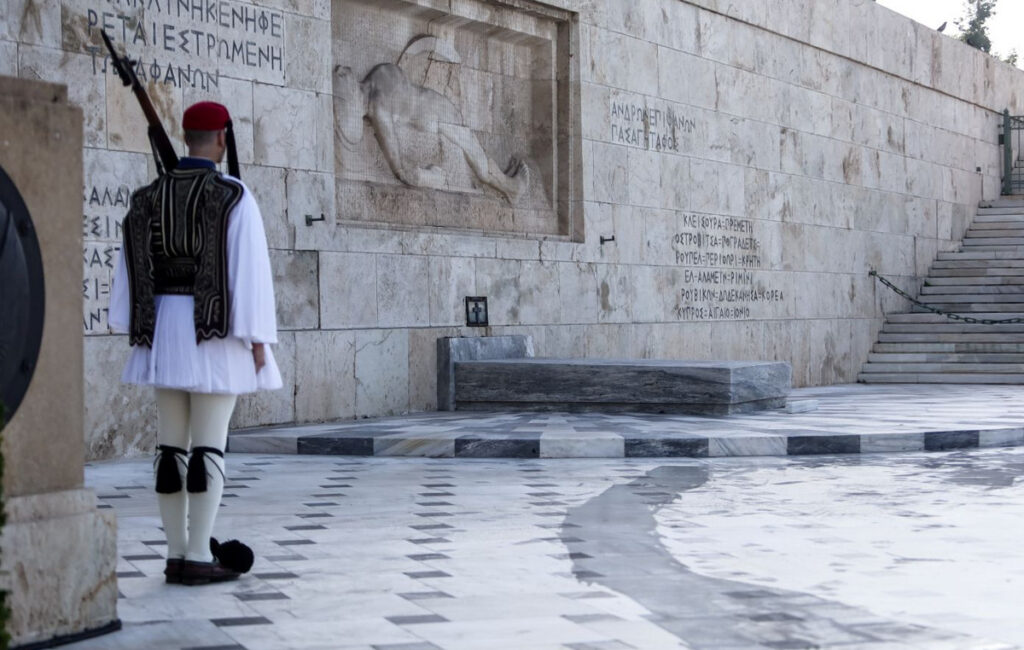 Το Μνημείο του Αγνώστου Στρατιώτη αποκτά νέα όψη, 94 χρόνια μετά τα αποκαλυπτήριά του – Η άσφαλτος αντικαθίσταται από μάρμαρο
