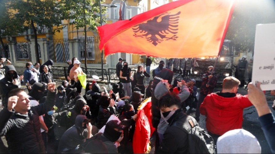 Αλβανία: Τεταμένη η κατάσταση στα Τίρανα – Επιμένει στον διάλογο ο Ράμα – Νέες διαδηλώσεις φοιτητών