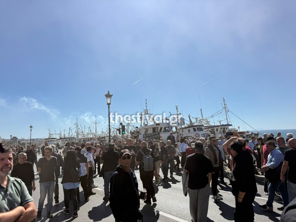 Θεσσαλονίκη: Κλιμακώνουν τις κινητοποιήσεις τους οι αλιείς – Απέκλεισαν συμβολικά τη λεωφόρο Νίκης [βίντεο]