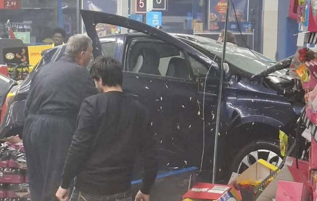 Αυτοκίνητο εισέβαλε σε σούπερ μάρκετ στη Βρετανία – Ένας νεκρός και αρκετοί τραυματίες