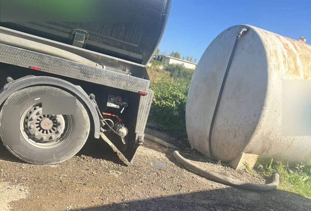 Άδειαζε παράνομα υγρά απόβλητα σε δεξαμενή εντός οικοπέδου στα Σπάτα – Συνελήφθη ο οδηγός του βυτιοφόρου