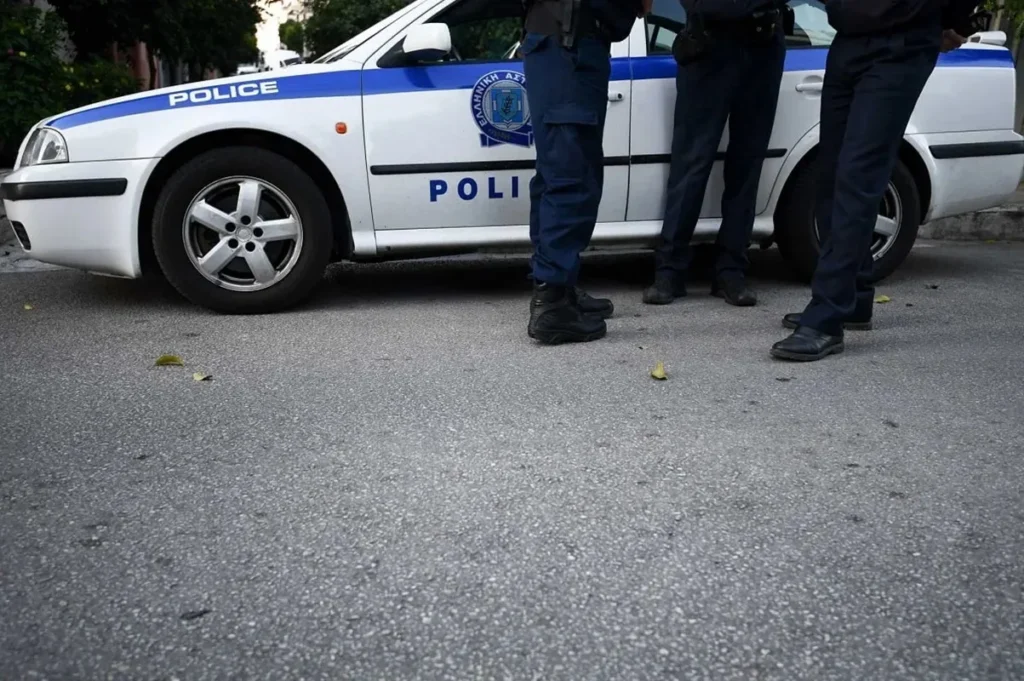 Δύο αδέλφια έθαψαν τη μητέρα τους στον κήπο του σπιτιού τους στην Αμαλιάδα: «Δεν είχαμε λεφτά για κηδεία» – Τους κατήγγειλε ο τρίτος αδελφός τους
