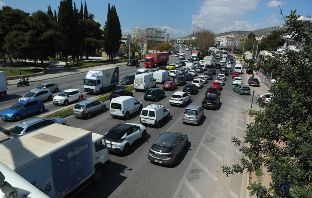 Κίνηση τώρα: Εκτροπή φορτηγού και μποτιλιάρισμα στη Λεωφόρο Αθηνών