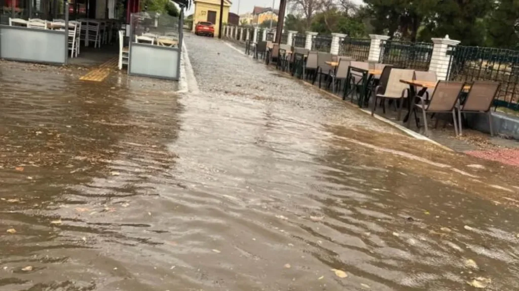 Σφοδρή βροχόπτωση και χαλάζι στον Βόλο: Πλημμύρισαν οι δρόμοι – ΕΙΚΟΝΕΣ