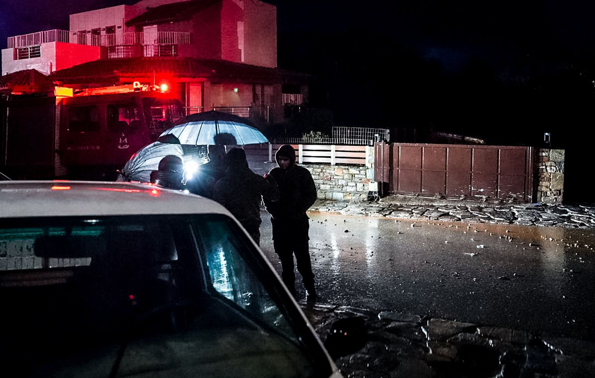Τρίτη νύχτα αγωνίας με πλημμύρες, εγκλωβισμούς και 112 στην Κρήτη – Μάχη να μείνουν ανοιχτοί οι δρόμοι, πότε εξασθενούν τα φαινόμενα