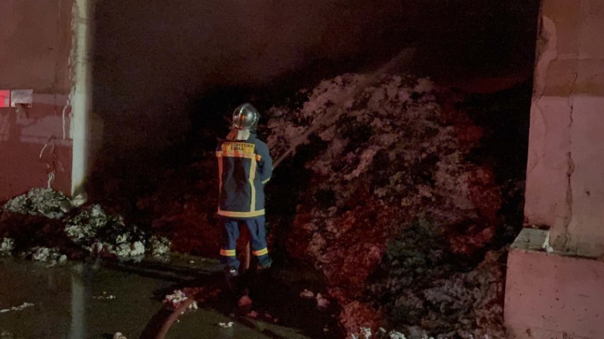 Στις φλόγες εργοστάσιο βάμβακος έξω από τα Τρίκαλα – Καίγονται έξι αποθήκες