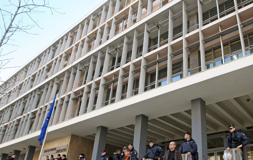 Γυναίκα στη Θεσσαλονίκη χτύπησε τον γάτο του γείτονά της με μεταλλική σκούπα – Καταδικάστηκε σε 10 μήνες φυλάκιση