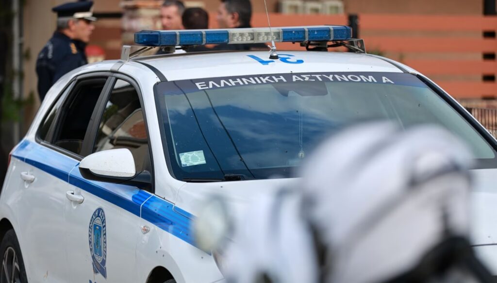 Ελευσίνα: Υλικό ακροδεξιάς οργάνωσης βρέθηκε στα σπίτια των δύο δραστών που μαχαίρωσαν τον 32χρονο