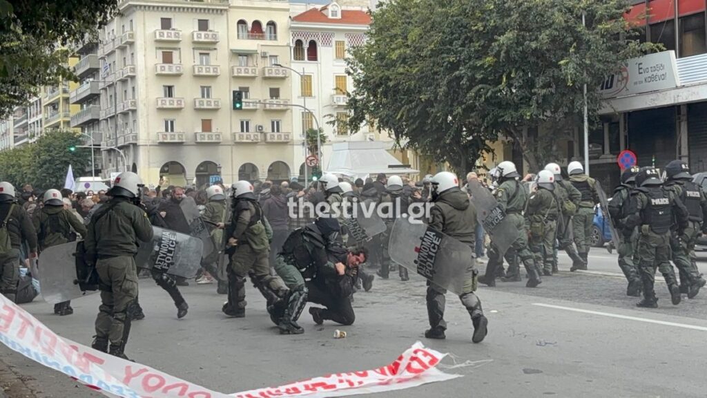 Θεσσαλονίκη: 6 προσαγωγές μετά τα επεισόδια σε πορεία διαμαρτυρίας κατά της συγκέντρωσης Κασιδιάρη – ΒΙΝΤΕΟ