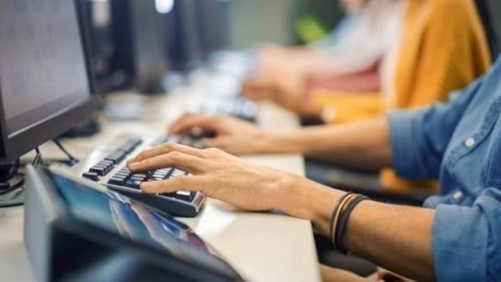 Νέοι κανόνες σε μισθούς και αγγελίες εργασίας από 1/11 – Τι αλλάζει