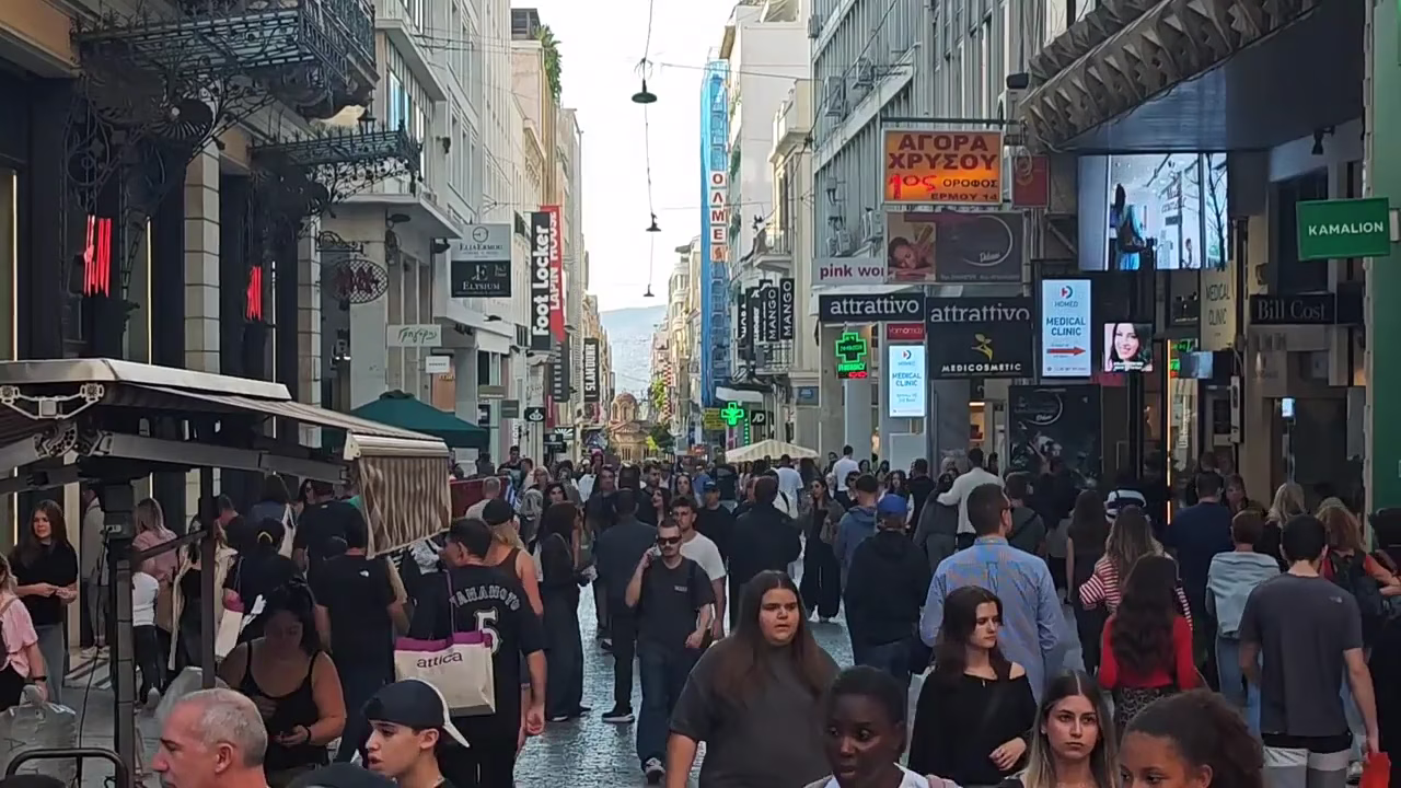 Καιρός: Μίνι «άνοιξη» στην Αθήνα, κοσμοσυρροή στην Ερμού – Ραγδαία αλλαγή την Κυριακή