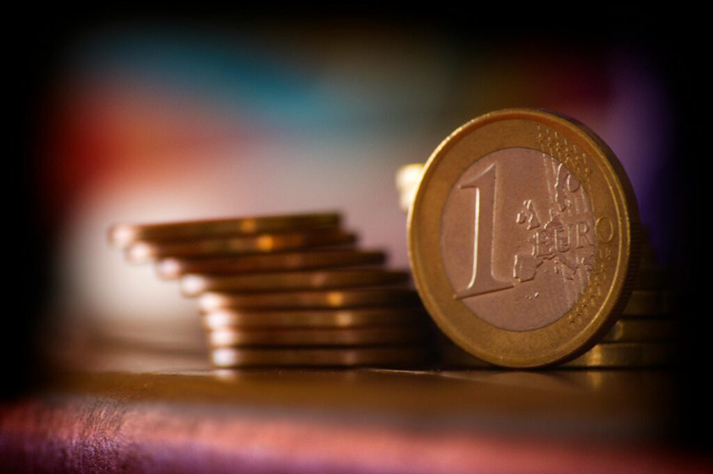 Οι φόβοι για τη Γαλλία πλήττουν και το ευρώ – Στα ύψη παραμένουν οι αποδόσεις των ομολόγων