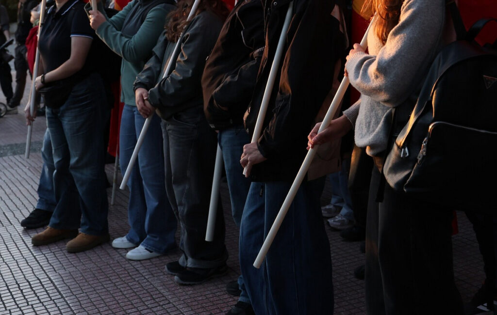 Παραλύει λόγω απεργίας η χώρα: Στους δρόμους μαθητές και εκπαιδευτικοί – «Από την Ελλάδα μέχρι τη Γαλλία παλεύουμε για δημόσια, δωρεάν Παιδεία»