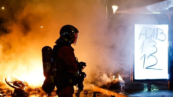 Γαλλία: Σε επιφυλακή οι Aρχές υπό τον φόβο νέων ταραχών – Απαγορεύσεις κυκλοφορίας και μαζική ανάπτυξη αστυνομικών