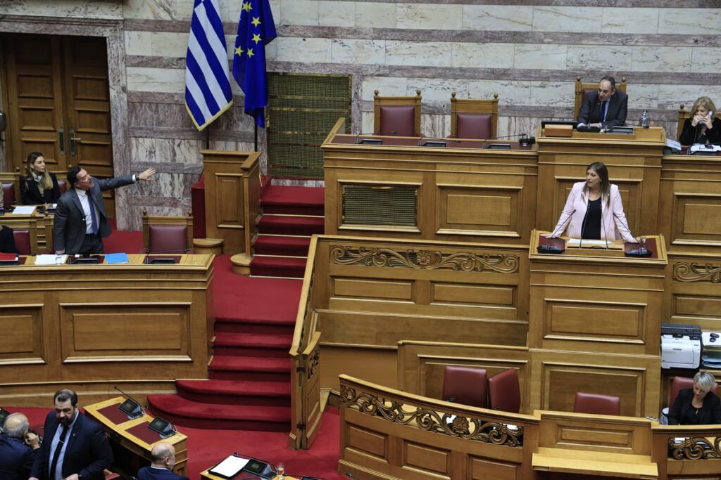 Καυγάς Γεωργιάδη-Κωνσταντοπούλου στη Βουλή: «Δεν φαντάζεσαι πόσο σε σιχαίνομαι» – «Θα έπρεπε να έχετε καθαιρεθεί»