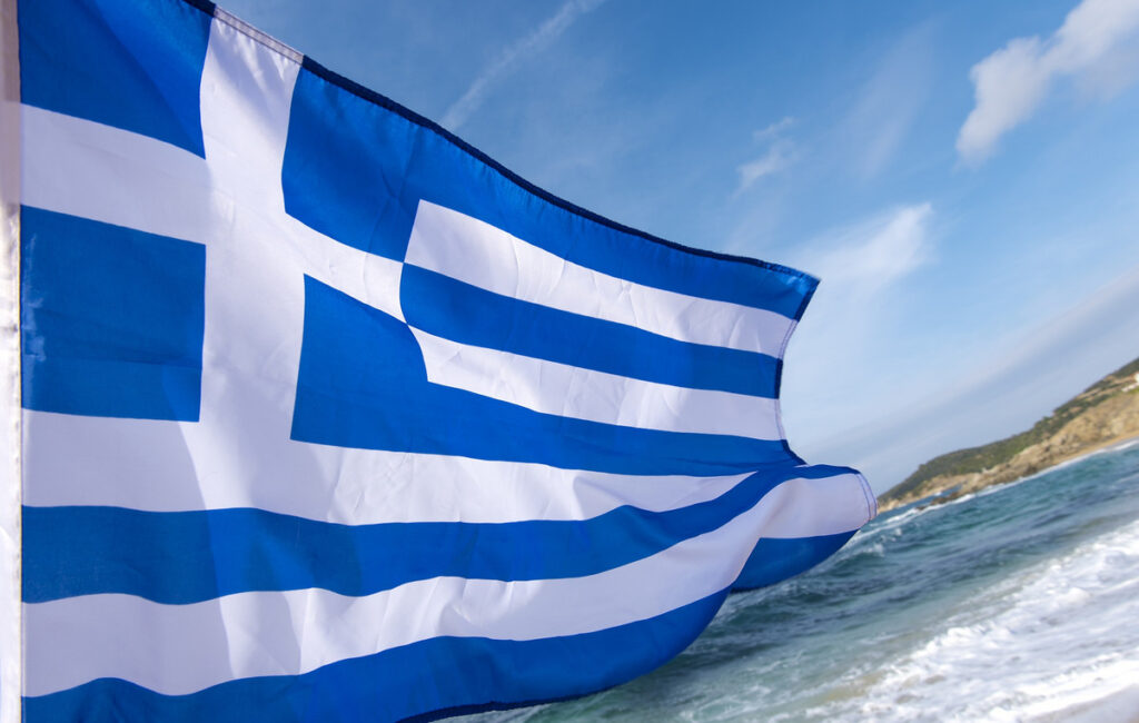 Γιατί η ελληνική σημαία είναι γαλάζια και λευκή, με 9 λωρίδες; Οι προσωπικές μνήμες που δίνουν στο σύμβολο μεγαλύτερη δύναμή