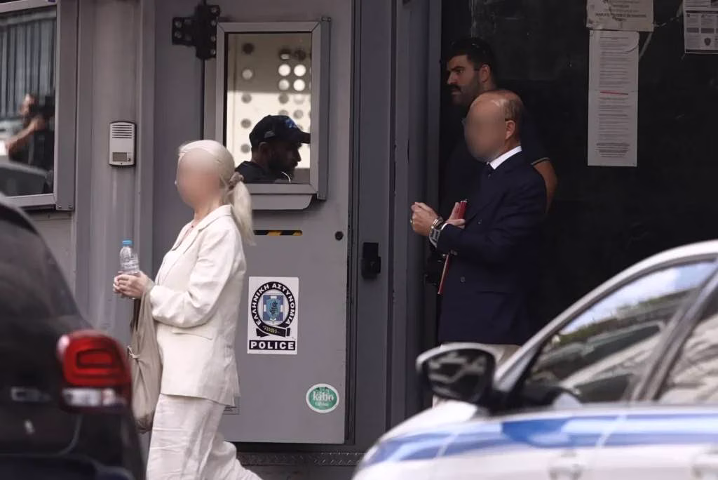 Υπόθεση Μαζωνάκη: Η απολογία της προφυλακισμένης γιατρού – Λεπτό προς λεπτό η διαδικασία της πλασμαφαίρεσης στον τραγουδιστή