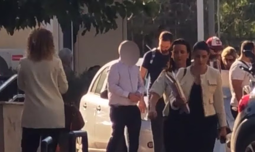 Προφυλακιστέος ο γυναικολόγος – «Δεν γνώριζα την ύπαρξη του υλικού στα ψηφιακά μου μέσα», είπε στην απολογία του