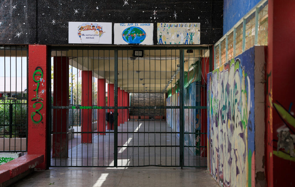 Συνεχίζονται οι έρευνες στην Γκράβα: «Άγνωστο τι μυρίζει και πότε θα ανοίξουν τα σχολεία», λέει ο αντιδήμαρχος της Αθήνας