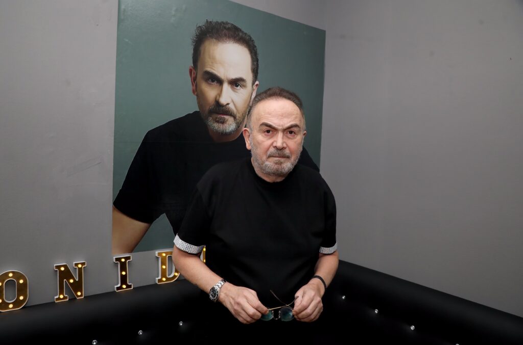 Ξέπλυμα μετά μουσικής – Ο Γονίδης καλωσορίζει τον «φίλο του» χρυσαυγίτη εγκληματία Κασιδιάρη στα μπουζούκια