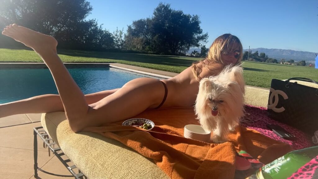 Heidi Klum: Ποζάρει τόπλες δίπλα σε πισίνα στο Λος Άντζελες