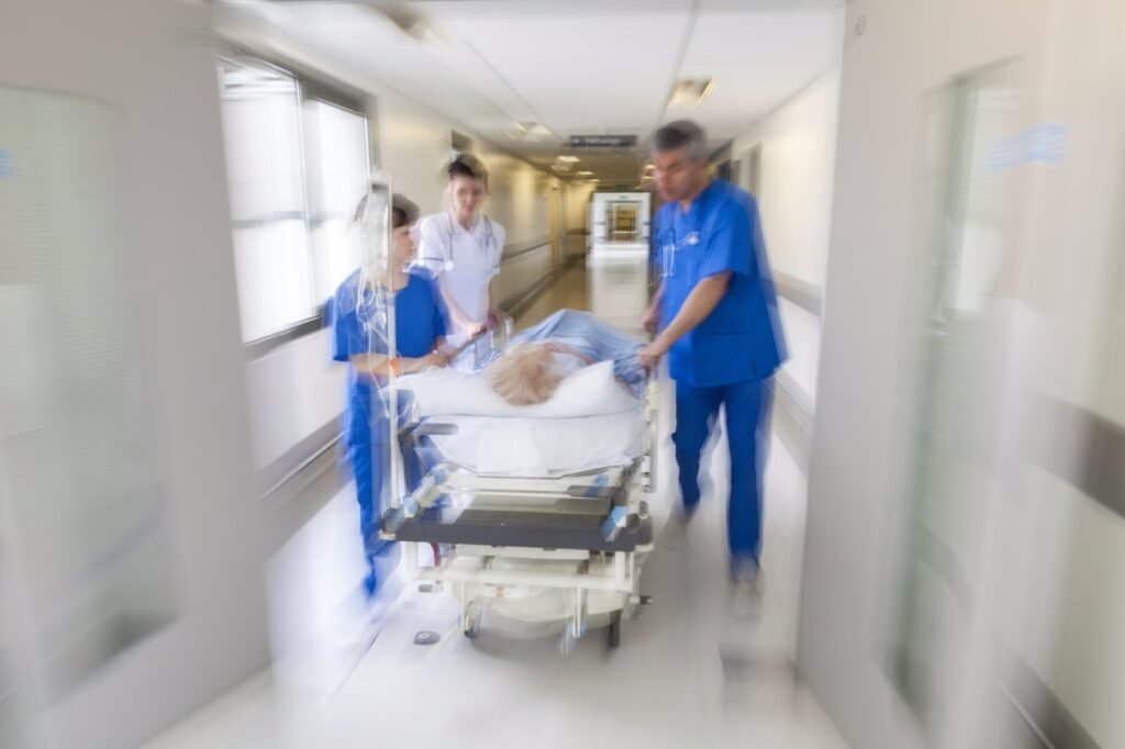 Κίνδυνος να κλείσουν τμήματα και μονάδες στα νοσοκομεία από την υποστελέχωση